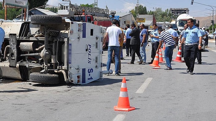 Diyarbakır'da Zırhlı Polis Aracı Kamyonetle Çarpıştı: 1 Şehit, 11 Yaralı