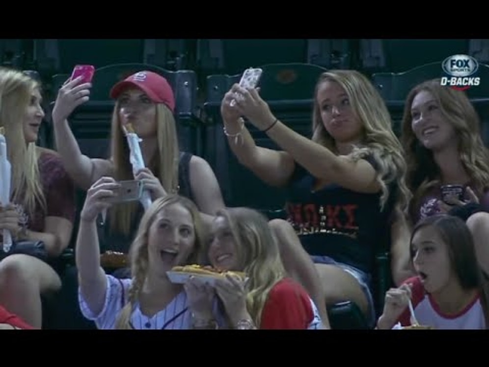 Selfie Çekmekten Maçı İzlemeyi Unutan Kız Grubu