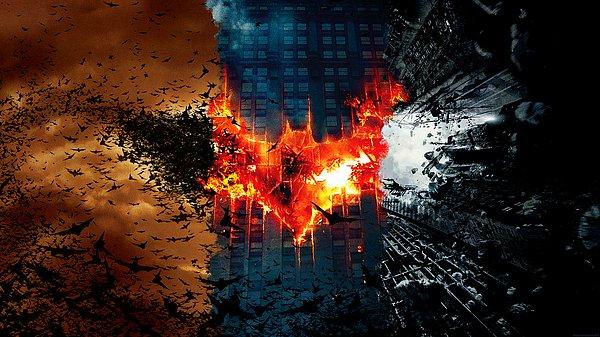 1. The Dark Knight üçlemesinin afişlerinin birleştirilmesiyle birbirlerini tamamlayan yaratıcı afiş tasarımı.