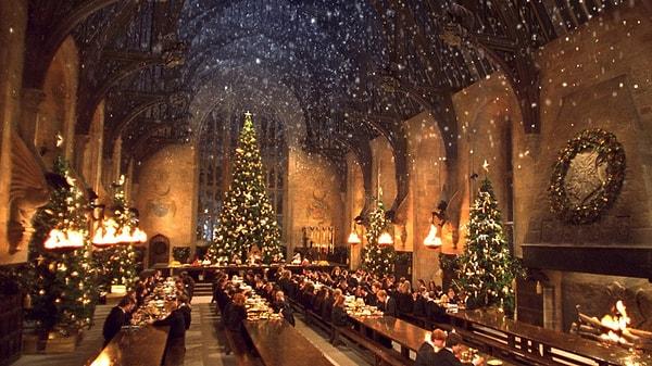 Evet yanlış duymadınız: Hogwarts'ın büyülü atmosferinde Noel yemeği yemek mümkün.