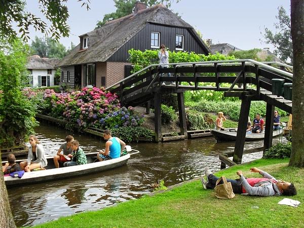 Giethoorn tam anlamıyla bir su köyü ve Overijssel Bölgesi'ndeki kanalların tam merkezinde yer alıyor.