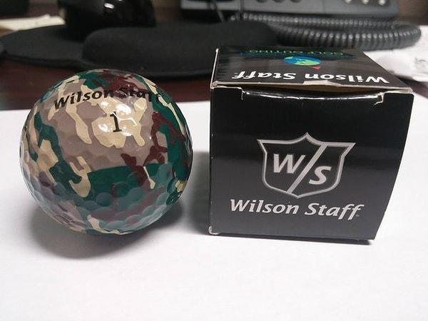 10. Golf oynamanın yeterince zor olmadığını düşünerek bu topu tasarlayan üretici.