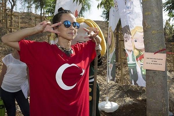 13. Onu Türk bayraklarıyla görmek artık çok şaşırtıcı değil.