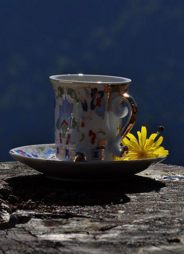 21. Günün ilk kahvesini dünyanın en güzel manzarası ve tatlı bir çiçekle sunan deliler.