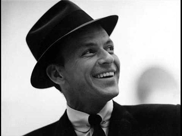 10. "Basit bir 'seni seviyorum' cümlesi bile paradan daha çok şey ifade eder." — Frank Sinatra