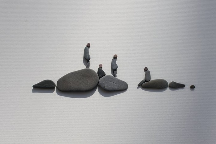 Çakıl Taşlarından Sanat Olur mu? Demeyin: Huzurlarınızda 35 Eseriyle Sharon Nowlan