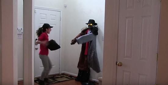 Paket Servisi Elemanlarının Ödünü Patlatan Hareket Eden Askılık Şakası