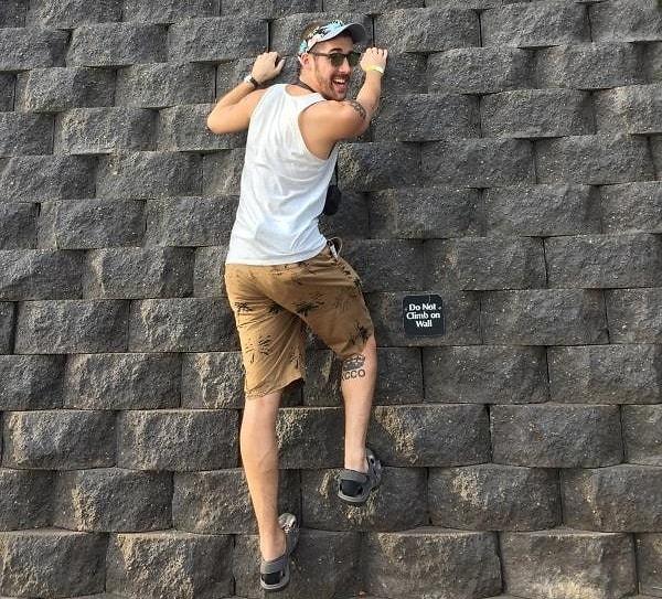 20-Lütfen duvara tırmanmayınmış.