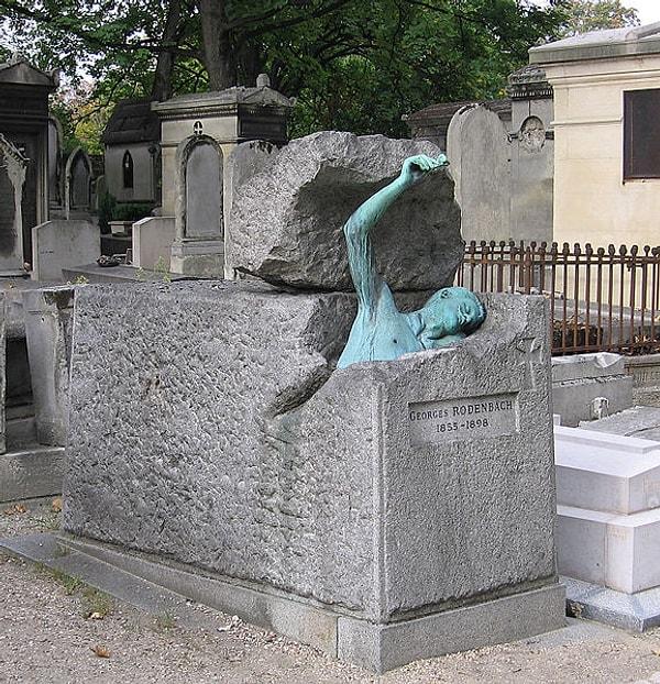 3. Belçikalı bir şair ve roman yazarı olan Georges Rodenbach’ın mezar taşı.