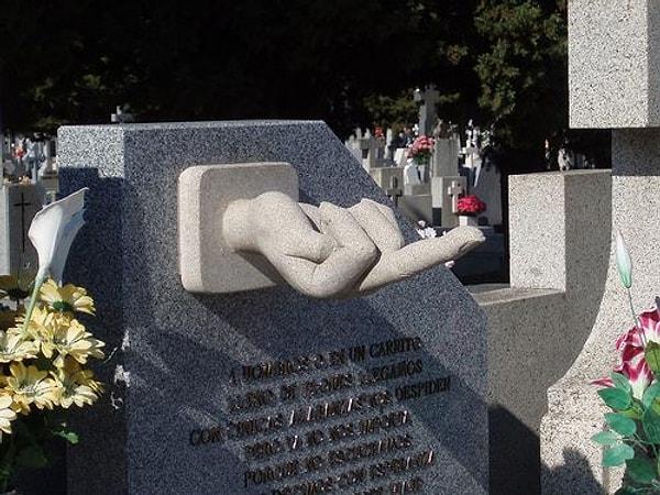 4. İspanya’daki bir mezarlıkta bulunan, oldukça manidar mezar taşı.
