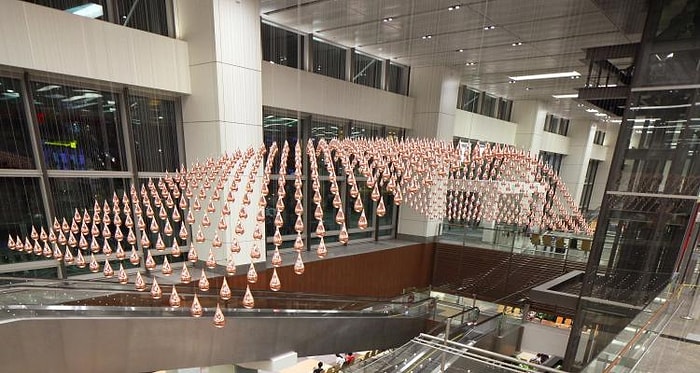 Hayranlık Bırakacak Tasarımı ile Gözünüzü Alamayacağınız Kinetik Yağmur Damlaları