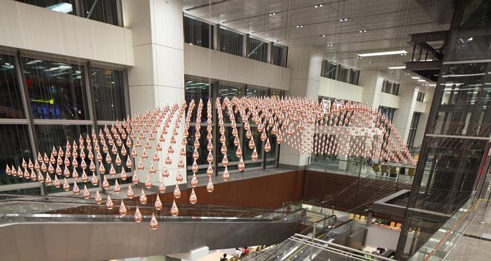 Hayranlık Bırakacak Tasarımı ile Gözünüzü Alamayacağınız Kinetik Yağmur Damlaları