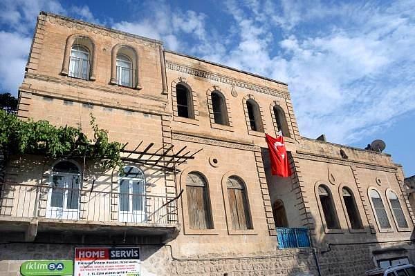 Sancar’ın doğup büyüdüğü Mehmet Sait Erdem Caddesi’ndeki üç katlı tarihi taş eve, haberin alınmasıyla Türk bayrağı asıldı.
