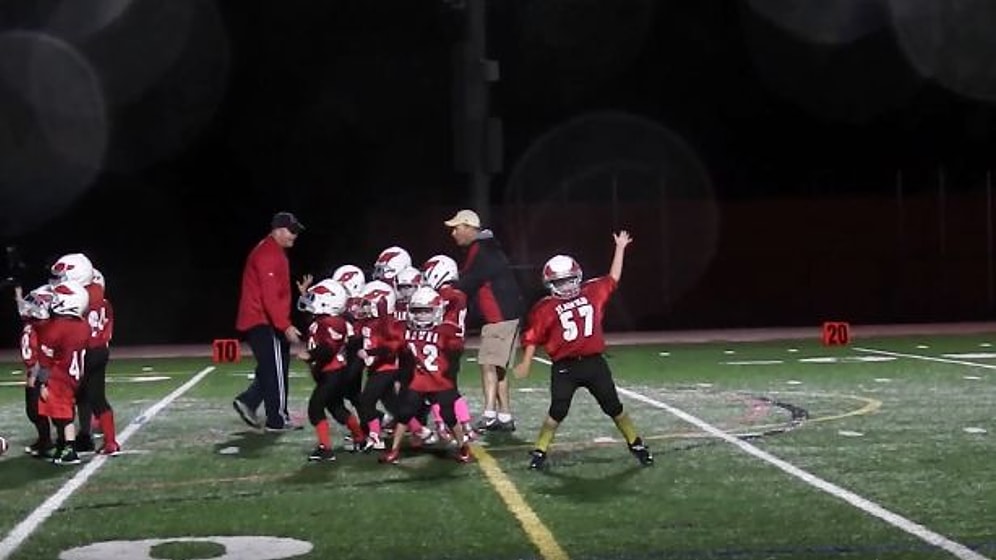 'Nae Nae' Şarkısını Duyunca Amerikan Futbolunu Bırakıp Dans Etmeye Başlayan Küçük Sporcular