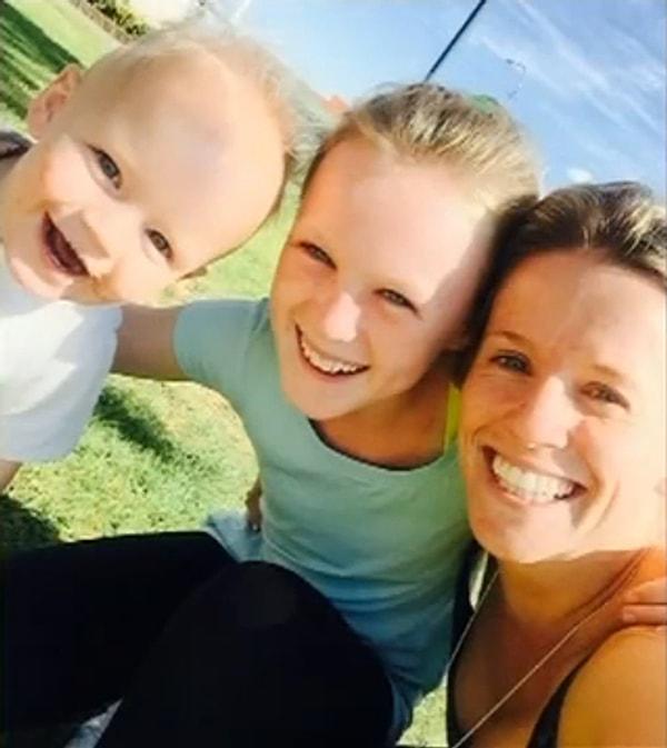 Brisbane Hastanesi doktorları bebeğin kaburgasından alınan bir parça ile başının omzuna tekrardan tutulmasını başarılı bir operasyon ile sağladılar. 9 yaşındaki kardeşi ile birlikte annesinin kullandığı 120 kilometre hızla giden araçla korkunç bir kaza yaşadılar.