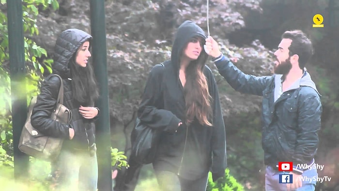 Tanımadığın İnsanlara Yağmurda Islanmamaları İçin Şemsiye Tutmak | WhyShy