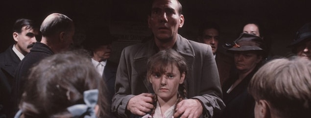 10. Uzak Sesler, Durgun Yaşamlar / Distant Voices, Still Lives (1988)