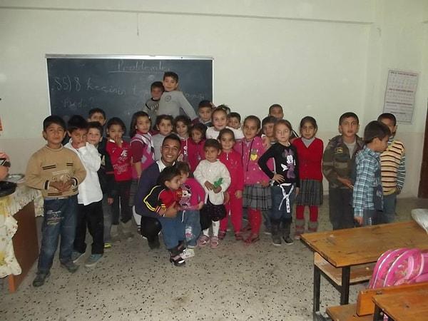 Öğretmen Gökhan, facebook'taki "Sınıf Öğretmenleri" grubunda okula ağlayarak gelen öğrencisiyle çektiği bir fotoğrafı paylaştı.