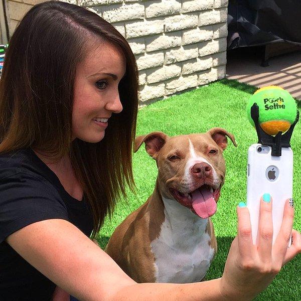 San Diego'da yaşayan Jason Hernandez iyi düşünülmüş icadı ''Pooch Selfie'' ile minik dostlarımızla selfie çekerken yaşanan sorunlara bir çözüm getirdi.