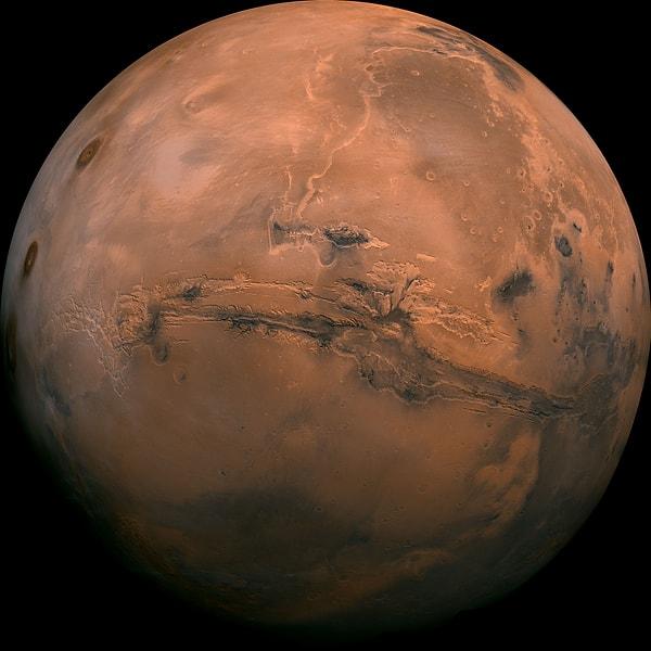 3. Kızıl gezegen Mars, ismini Roma mitolojisindeki savaş tanrısı Mars'tan almıştır.