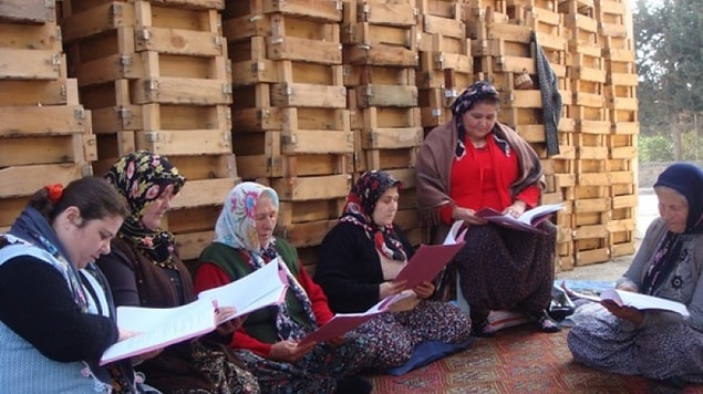 Ümmiye Koçak, “Hasret Çiçekleri” adlı oyunuyla 2006 yılında Sabancı Uluslararası Adana Tiyatro Festivali’nde sahne almış.