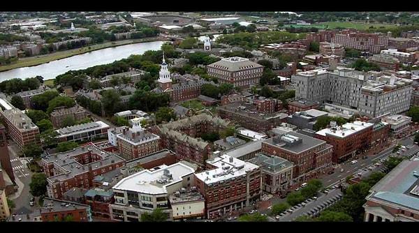 Burası da herkesin bildiği, Boston'da bulunan ve dünyanın en önde gelen üniversitelerinden biri olan Harvard Üniversitesi.
