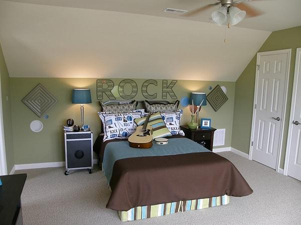 12. Rocker! Tavan arası konsepti ile iyi bir genç odası fikri.