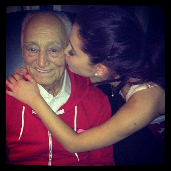 21. Ariana Grande'in öptüğü şanslı yakışıklı ise büyükbabası :)