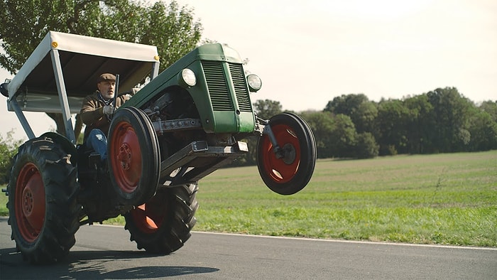 Meyveleri Taze Teslim Etmek İçin Çılgın Drift Yeteneğini Kullanan Yarışçı Dede