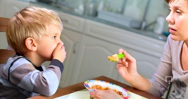 7. Ne kadar yoğun bir yaşam sürülse de mümkün olduğunca çocuğun yaşantısındaki rutinler (yemek, yatak saati, vs.) aksatılmamalıdır.