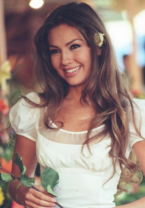 Aynı sanatçının sesine Rosalinda ile de aşinaydık.