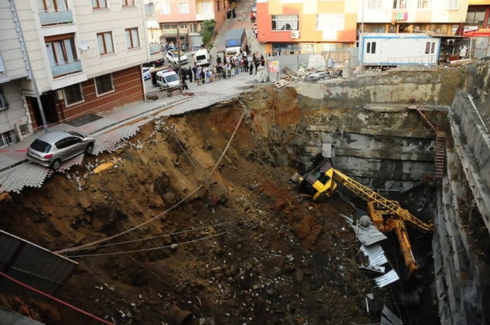 Kağıthane'de Yol Çöktü, Vinç 15 Metrelik İnşaat Alanına Uçtu