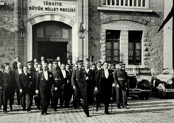 23 Nisan 1920’de, Türk milletinin gerçek temsilcilerinden kurulan Türkiye Büyük Millet Meclisi Hükumeti de milletin alın yazısına idare ve devletin bağımsızlığını koruma savaşını yine Ankara’da sürdürdü ve sonuçta zafer kazanıldı.
