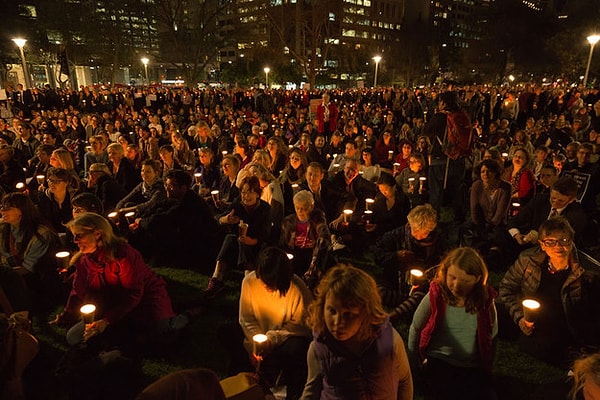 12. Австрийцы на площадях страны требуют от государства более полного оказания помощи прибывшим беженцам