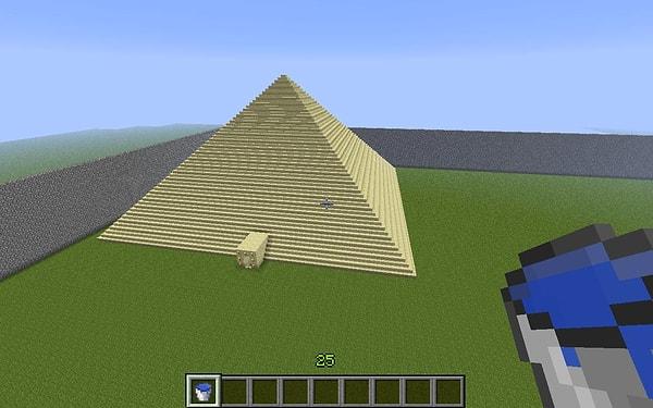 43. Piramit de var. Ve onun içerisinde tabii ki bir labirent.