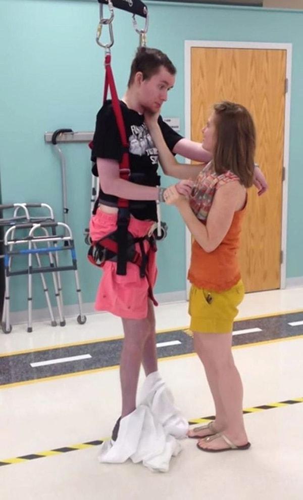 Bu videoda Florida'da bir rehabilitasyon merkezinde tedavi gören Joel, eşi Lauren ile 2 yıl sonrasında ilk duygusal danslarını yapıyorlar.
