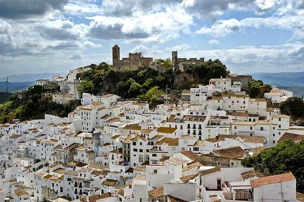 1. Marinaleda, İspanya'nın güneybatısında yer alan Endülüs Özerk Bölgesi'nin, Sevilla iline bağlı bulunan küçük bir belde. 25 km2'lik alana kurulan bu beldede, 2014 yılındaki nüfus sayımına göre sadece 2,748 kişi yaşıyor.