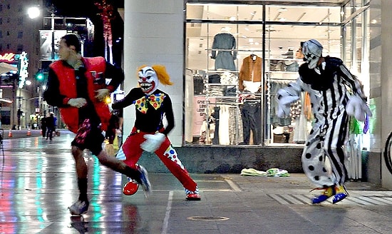 İnsanlara Korku Dolu Anlar Yaşatan Katil Palyaço Şakası