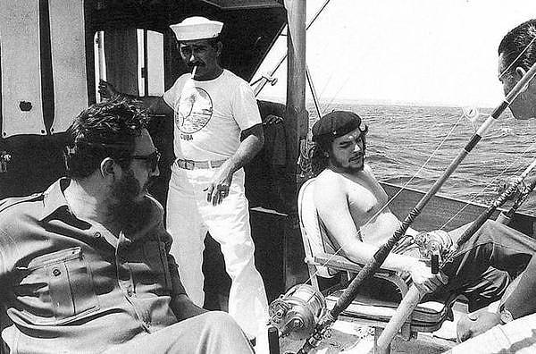 1. Fidel Castro ile Che Guavera 1960'ta teknede balık tutarken.