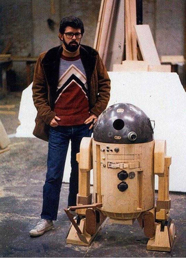 8. George Lucas, R2D2'nin prototipi ile, 1975.