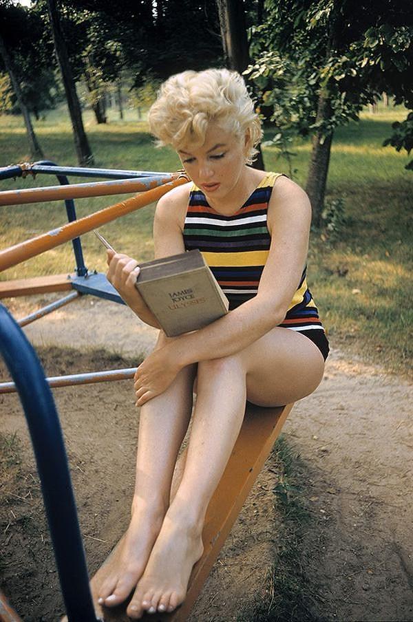 10. Marilyn Monroe Ulysses'i okuyor, 1955.