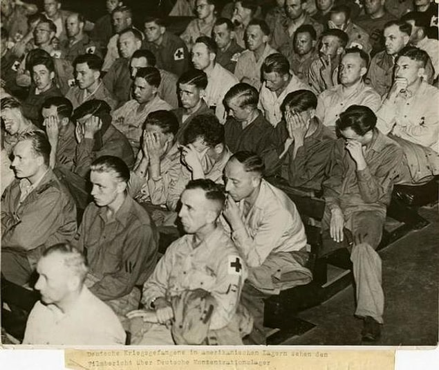 13. Esir alınan Nazi askerlerine Yahudiler'in kamplardaki görüntüleri izlettiriliyor.