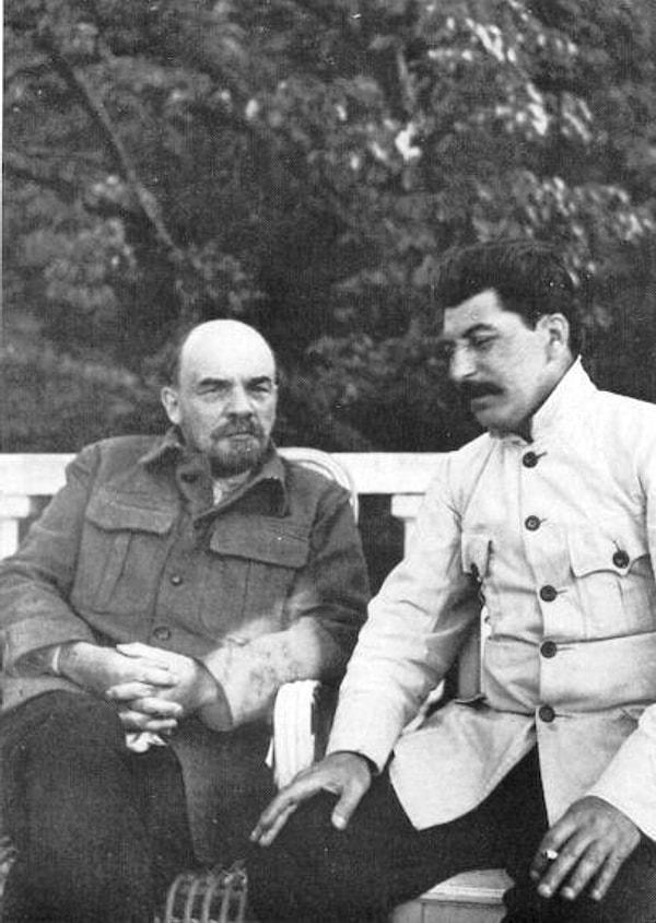 12. Lenin ve Stalin yoldaş sohbet ediyor.
