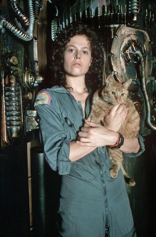 16. Sigourney Weaver Alien filminin setinde, 1979.