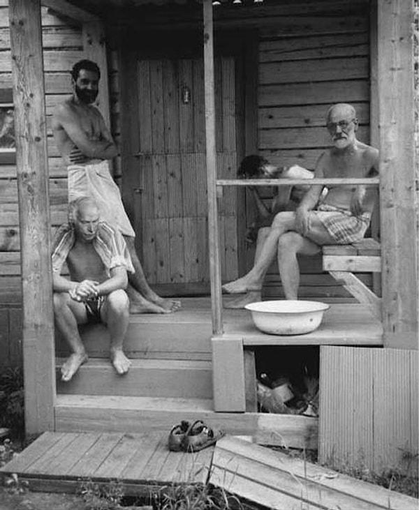 21. Bir psikanaliz sonrası Freud ve arkadaşları Türk hamamında ter atarken, 1907.