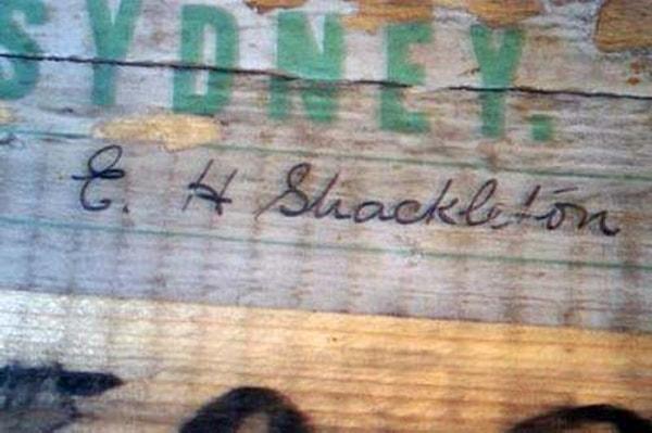 16. Tarih, adeta nefes alan bir canlı gibi Shackleton'ın imzasıyla beraber o klübede yaşıyor.