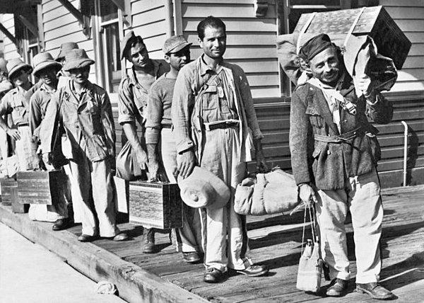 1. İtalyalı savaş tutsakları, onları bir Avustralya kampına götürecek treni beklerken. (1943)