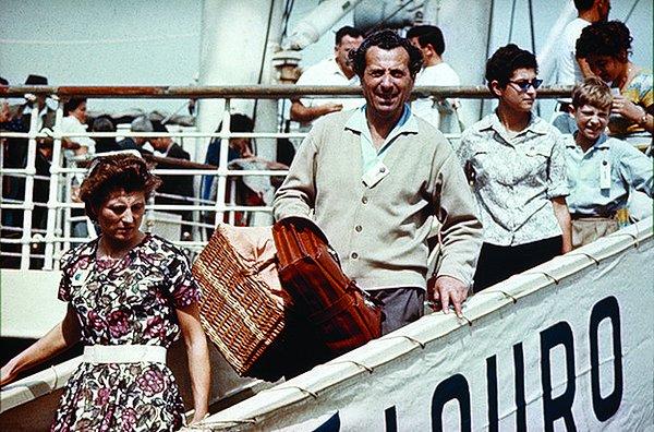 2. Gemiyle Sidney'e gelen İtalyalı göçmenler. (1951)