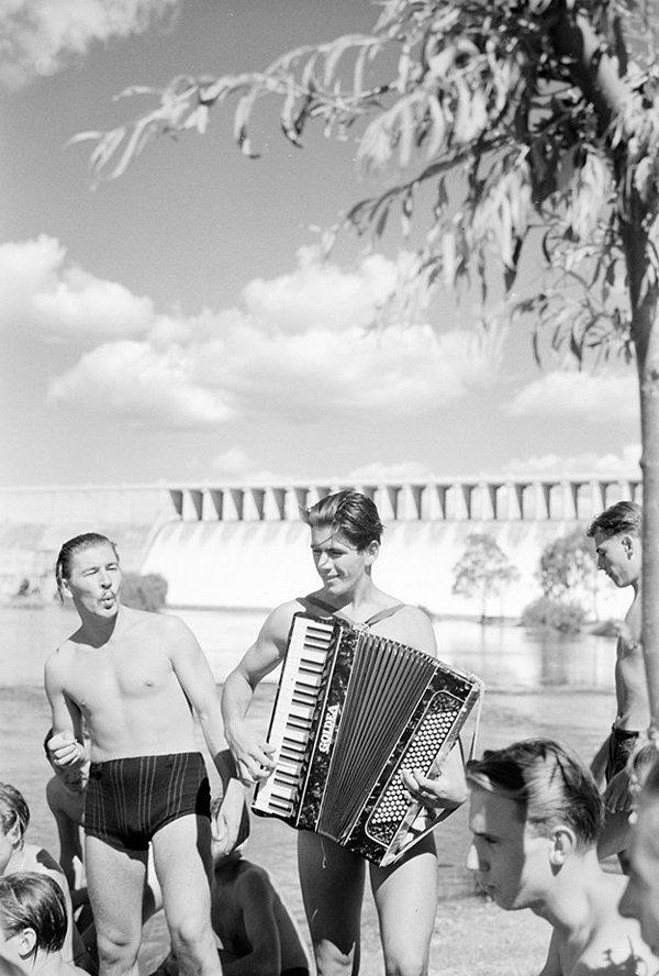 8. Avustralya'ya ilk varan göçmenler eğlenirken. (1947)