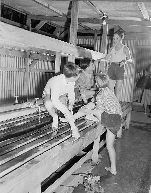 10. Umumi yıkanma yerleri, Bonegilla, Victoria. (1949)